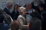 La exsecretaria de Estado llegó acompañada de su esposo, el expresidente Bill Clinton a un centro de votación de Chappaqua, Nueva York.