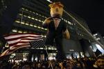 Una piñata gigante de Donald Trump fue destruida como protesta por las elecciones de Estados Unidos.