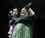 Gran parte de los asistentes cantaron y bailaron un gran número de canciones.
