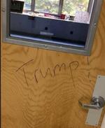 En Nueva York, en la NYU Tandon School of Engineering, un grupo de alumnos escribió “Trump” en la puerta del salón de oración de un grupo de estudiantes musulmanes.