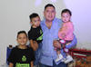 13112016 CUMPLE 9 AñOS.  Alexis con su papá, Víctor Hernández Reyes, y sus hermanos, Matías y Victoria.