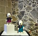 Diversas creaciones de diseñadores son lucidas por Snoopy y Belle.