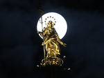 Italia. Tras la imagen de la virgen María en Milán.