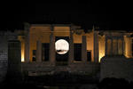 Grecia. En medio de las columnas de la entrada de la Acrópolis, en Atenas.