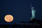Nueva York, con su Estatua de la Libertad, fue uno de los múltiples escenarios en donde pudo apreciarse la “superluna”, un fenómeno que ayer registró su mayor intensidad desde 1948.