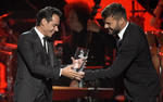 Ricky Martin, quien no figuraba en el programa, también lo sorprendió entregándole el premio.