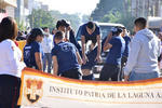 Distintas escuelas de Torreón participaron en el desfile.