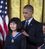 La artista y diseñadora Maya también fue condecorada por Obama.