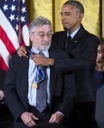 Robert De Niro recibiendo la medalla de manos del presidente.