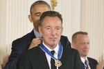 El actor Tom Hanks recibió su reconocimiento por parte del presidente.