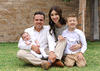 Eduardo Peña y Ana Teresa de la Cueva con sus hijos, Eduardo y Santiago