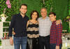 Acompañada de su esposo, Eduardo Morales, y sus hijos, Daniel y Eduardo Morales Verano