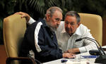 Con Cuba bajo el embargo económico de su poderoso vecino desde inicios de la década de los 60, Castro sobrevivió a 10 inquilinos de la Casa Blanca y no dejó de criticar sus políticas, alimentando un fuerte sentimiento patriótico en la isla.