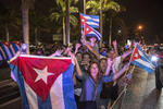 “Fidel tirano, llévate a tu hermano”, gritaba también la multitud en referencia al actual presidente de Cuba, Raúl Castro.