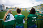 Vistiendo los colores de su equipo, fanáticos acudieron al estadio.