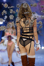 Una modelo participa en el desfile de moda de Victoria Secret 2016.