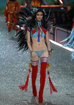 Una modelo participa en el desfile de moda de Victoria Secret 2016.