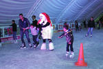 ‘Olaf’, personajes de la película ‘Frozen’, ayudó a este pequeño a disfrutar de la pista de patinaje.