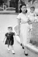 04122016 María Hernández de Salas con sus hijas, Ana María y Alberto Salas, en 1949.