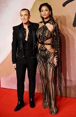 El diseñador Julien MacDonald y la cantante estadounidense Nicole Scherzinger.