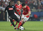 La defensa del Benfica, atenta en los primeros 45 minutos, consiguió frenar al Nápoles y frustrar varias ocasiones de gol al forzar a sus delanteros a caer en fuera de juego.