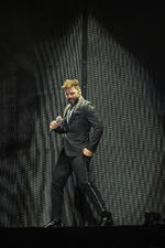 Ricky Martin enfundado en un traje negro hizo vibrar a las miles de mujeres que esperaban con ansias por verlo.