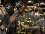 20 de junio. NBA | Con una sobresaliente actuación del 'King' James, Cleveland sorprendió al mundo tras vencer en el juego 7 de la final a los Warriors y coronarse campeón de la NBA.