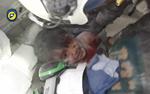 Soldado del miembro de la Defensa Civil, conocidos como cascos blancos, cubriendo el cuerpo de un fallecido tras el impacto de una bomba en el barrio de Yeb al Quebeh en Alepo.