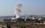 Una columna de humo se eleva durante un ataque del régimen sirio en el oeste de Alepo.