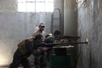Soldados sirios preparándose para atacar en enfrentamiento de Alepo.