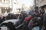 Civiles siendo evacuados del este de la ciudad de Alepo, Siria. La operación de evacuación de los asediados de Alepo fue suspendida coincidiendo con el sonido de varias explosiones en la zona.