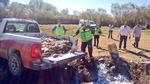 Personal de Conagua y Protección Civil de Durango iniciaron acciones de limpieza, consistentes en el retiro de los peces muertos para ser depositados y enterrados en zanjas.