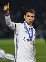 Gianini Infantino presidente de FIFA entregó el galardon a Cristiano Ronaldo.