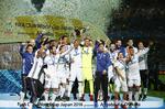 El Madrid apretó entonces los dientes y encontró pronto recompensa cuando el colegiado vio un penalti de Shuto sobre Lucas Vázquez que transformó Cristiano con potencia, raso y a la derecha del meta japonés.