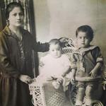 Foto de la Sra. Marina Diaz de Sifuentes (de pie ), sr. Jose Sifuentes y (sentado) Sr. Juan Antonio Sifuentes. QED foto de hace 90 años.