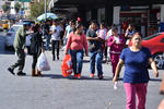 A pocos días de celebrar la Nochebuena y Navidad, la ciudadanía comienza a ir al centro de la ciudad de Torreón abarrotando las calles sólo para comprar los regalos y preparativos para la festividad.