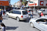 En algunas vialidades como la Acuña e Hidalgo y la Múzquiz y Juárez, había hasta dos agentes dirigiendo el tráfico, mientras que las banquetas lucían atiborradas, al igual que los estacionamientos.