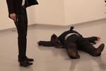 El cuerpo del embajador quedó en el suelo.