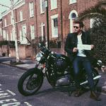 El ya esposo de Margot Robbie es un director que está empezando a sobresalir en el cine.