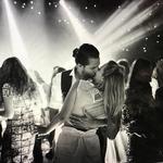 La querida 'Harley Quinn' compartió con sus seguidores la reciente noticia en su cuenta Instagram, donde podemos ver el anillo de bodas mientras la actriz y el director se visualizan de fondo, dándose un beso.