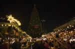 El pino navideño del mercado apagó sus luces para guardar luto.