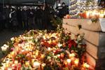 Cientos de personas acudieron con velas y flores para guardar luto a los fallecidos.