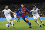 Alcácer y Turán celebran el quinto gol de Barcelona.