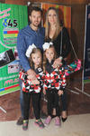 23122016 Xavier y Claudia con sus hijas Eva y María.