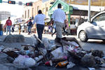 Cajas de cartón, papeles de regalo, latas de refresco, de cerveza, bolsas, vasos y platos de plástico, restos de alimentos y hasta trapos sucios, fue parte de la basura que dejó la Navidad en Torreón.