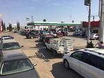 Decenas de vehículos abarrotaron estaciones de servicio de gasolina ante el desabasto.