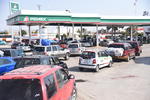 Decenas de vehículos abarrotaron estaciones de servicio de gasolina ante el desabasto.