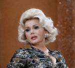 Bien dicen que los lazos entre los parientes son irrompibles, así lo demostraron Anna Nicole Smith y su hijo Daniel. En septiembre del 2006 él perdió el conocimiento en un cuarto de hospital en Bahamas dónde visitaba a su madre que acababa de dar a luz. Después de la autopsia se afirmó que se se debió a ingerir una alta dosis de metadona combinada con antidepresivos.
En febrero del siguiente año Anna fue hallada en una habitación de hotel y la versión oficial de la causa es que se ahogó en su propio vomito tras la ingesta de la misma sustancia que dio muerte a su hijo de 20 años meses antes.