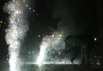 Un hombre en Mumbai, India, enciende fuegos artificiales en celebración de año nuevo.