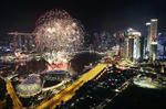 El distrito financiero de Singapur se ilumina con los fuegos artificiales de año nuevo.